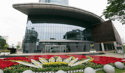 Các thảm hoa tươi được trang trí chào mừng APEC 2017 tại Đà Nẵng. Ảnh: Trần Lê Lâm/TTXVN