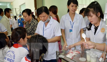 Các em học sinh bị ngộ độc được chăm sóc tại Trung tâm y tế. (Ảnh: Duy Khương/TTXVN)