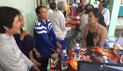 Ủy viên Ban Thường vụ Tỉnh ủy, Phó Chủ tịch HĐND tỉnh Nguyễn Thị Sáng ân cần trao đổi với người dân tại buổi tiếp xúc cử tri xã Mỹ Lương.