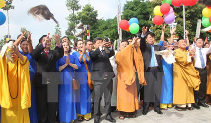 Nghị thức thả chim bồ câu cầu bình an, may mắn tại Đại lễ cầu siêu. Ảnh: Văn Việt/TTXVN