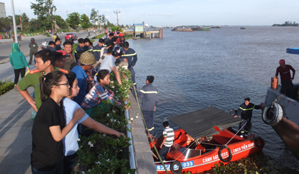 Người dân hiếu kỳ theo dõi vụ việc.