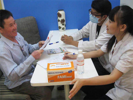 Các y, bác sĩ khám, tư vấn sức khỏe cho khách hàng và nhân dân trong ngày hội “Sống khỏe cùng Prudential” tại huyện Gò Công Tây