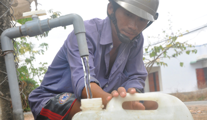 Nhiều người dân sử dụng nước không đạt chất lượng từ các trạm cấp nước.