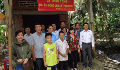 Quang cảnh trao “ Mái ấm nông dân”.
