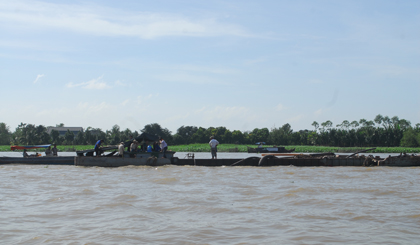 Ghe khai thác cát trái phép bị người dân bắt được.