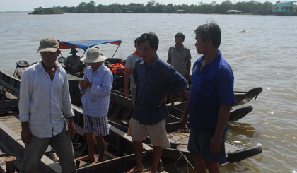 Người dân tham gia vây bắt và canh giữ phương tiện.