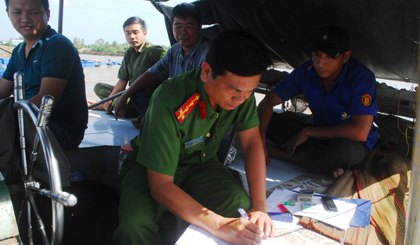 Công an huyện Cai Lậy đang làm việc với đối tượng khai thác cát trái phép.