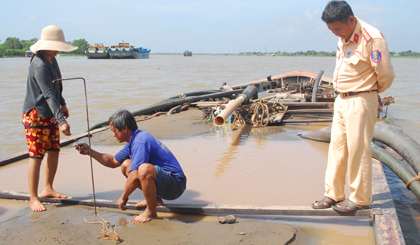Người dân tự đo lượng cát trên ghe.