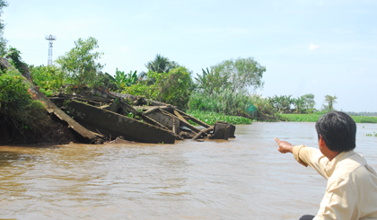 Người dân bức xúc chỉ nhà cửa bị sụp xuống sông vì khai thác cát trái phép.