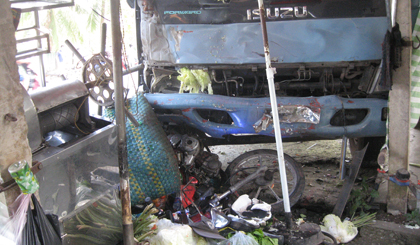 Chú thích ảnh: Chiếc xe tải đâm vào quán giải khát ven đường.