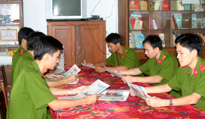 Cán bộ, chiến sĩ CA huyện Châu Thành đọc báo buổi sáng. Ảnh: PHÙNG LONG