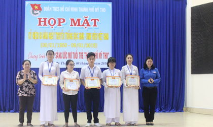 Ban tổ chức trao học bổng cho học sinh