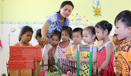 Giáo viên mầm non sẽ được hưởng thêm nhiều chính sách hỗ trợ. Ảnh: TTXVN