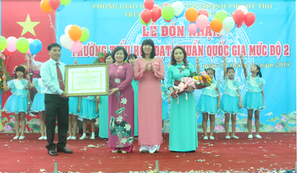 Trao chứng nhận trường chuẩn Quốc gia mức độ 2 cho Trường Tiểu học Đinh Bộ Lĩnh