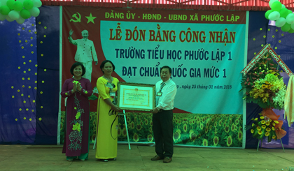 Trao Bằng công nhận trường chuẩn Quốc gia mức độ 1 cho Trường Tiểu học Phước Lập 1.