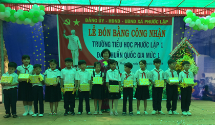 Phó Giám đốc Sở GD-ĐT Trần Thị Quý Mão trao quà cho học sinh nghèo, vượt khó học tốt của trường
