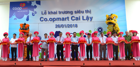 Nghi thức cắt băng khai trương.