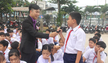 Các em học sinh giao lưu, đặt câu hỏi về giới tính với Thạc sĩ tâm lý Cao Văn Cang tại diễn đàn.