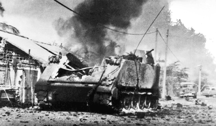 Xác xe tăng M.113 bị quân ta bắn cháy trên đường Nguyễn Tri Phương, nay là đường Ấp Bắc, TP. Mỹ Tho. 		               Ảnh: VŨ HOÀI NAM