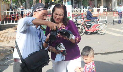 Người thợ chụp ảnh phải rất vất vả, chào mời đủ cách mới có khách đồng ý chụp ảnh.