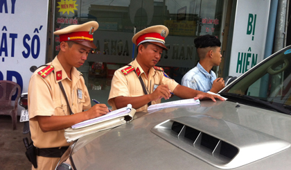 Lực lượng CSGT đường bộ làm nhiệm vụ trên QL1A.