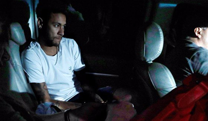 Neymar đến bệnh viện Mater Dei sáng hôm qua.