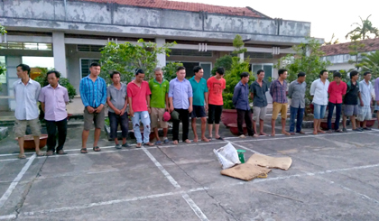 Các đối tượng tham gia đánh bạc bị cơ quan chức năng phát hiện bắt giữ.