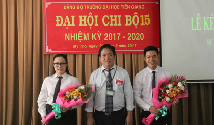 Kết nạp 2 sinh viên Trường Đại học Tiền Giang vào Đảng.