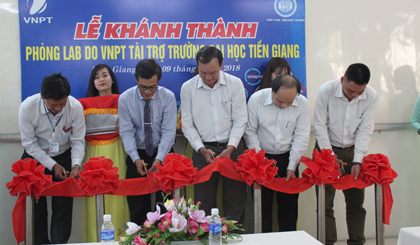 Nghi thức cắt băng khánh thành phòng LAB