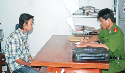 CA huyện Châu Thành làm việc với đối tượng vi phạm pháp luật.