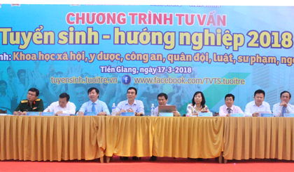 Ban tư vấn tuyển sinh tại buổi tư vấn 