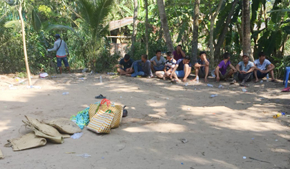Hai mươi người tham gia đánh bạc bị cơ quan công an bắt giữu tại hiện trường.