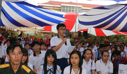 Học sinh đặt câu hỏi thắc mắc xoay quanh các vấn đề liên quan đến tuyển sinh. 