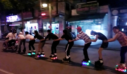 Nhóm thanh thiếu niên “múa rồng” gây nguy hiểm trên đường.