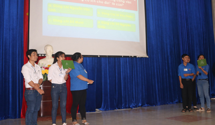 Sinh viên tham gia phần thi tìm hiểu kiến thức Đoàn.