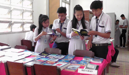 Học sinh Trường THPT Lưu Tấn Phát (xã Tam Bình) lựa chọn các loại sách, báo tại “Triển lãm sách, báo Xuân 2018” để mượn đọc.