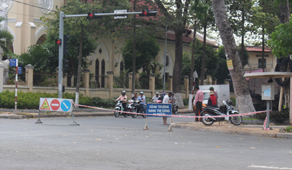 Sáng 11-4, nhà thầu tiến hành rào chắn, đặt biển cảnh báo để trải lại nhựa đường Nguyễn Trãi.