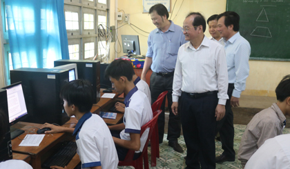 Đoàn khảo sát tham quan phòng máy vi tính của Trường THCS Hậu Mỹ Bắc B.