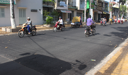 Mặt đường Nguyễn Trãi đã trải nhựa lại