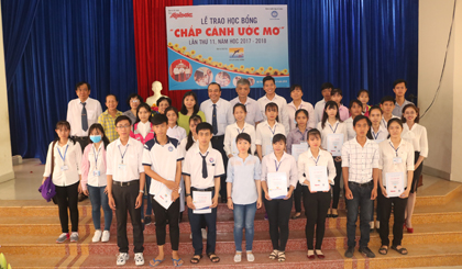 Đại diện Ban tổ chức chương trình cùng với học sinh, sinh viên chụp ảnh kỷ niệm.