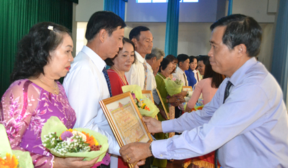 Giám đốc Sở Văn hóa - Thể thao và du lịch Nguyễn Đức Đảm trao Bằng khen của UBND tỉnh cho các gia đình văn hóa tiêu biểu. Ảnh: THU HOÀI