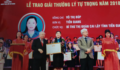 Chị Võ Thị Búp vinh dự nhận giải thưởng Lý Tự Trọng năm 2018.