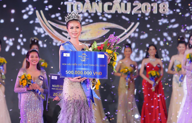 Vương miện trị giá 1,7 tỉ đồng thuộc về thí sinh Nguyễn Thị Kim Ngọc (069). Ảnh: Báo Thanh Niên