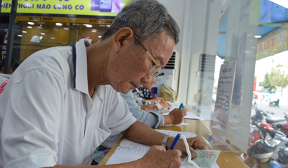 Người dân điền vào phiếu thông tin khách hàng.