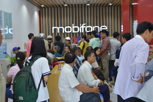 Từ 7 giờ 45 tại cửa hàng Mobifone trên đường Nam Kỳ Khởi Nghĩa đã chật cứng người đến làm thông tin.