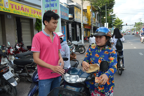 Nhân viên Mobifone xuống đường hỗ trợ thông báo cho người dân.