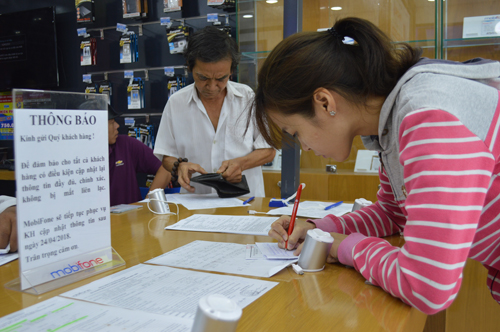 Mặc dù có thông báo cho khách hàng nhưng rất đông người đến làm thủ tục cập nhật thông tin
