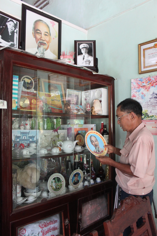 CCB Ngô Văn Chính thờ ảnh Bác nơi trang trọng nhất trong nhà.