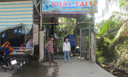 Ông Hơn sử dụng đường đi công cộng làm cơ sở sản xuất nước uống đóng chai.