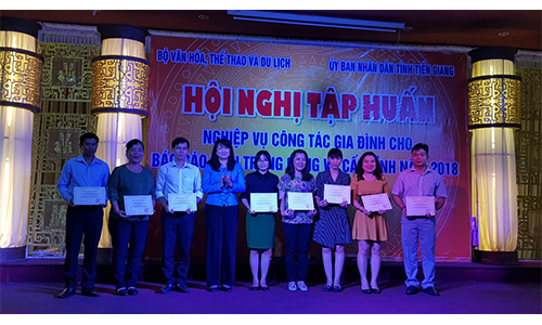 Vụ trưởng Vụ gia đình- Bộ VHTT&DL Trần Tuyết Ánh trao giấy chứng nhận cho các học viên